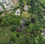 842126 Luchtfoto van het park bij Huis te Voorn (Park Voorn 1) te Utrecht, vanuit het zuidoosten. Met centraal de twee ...